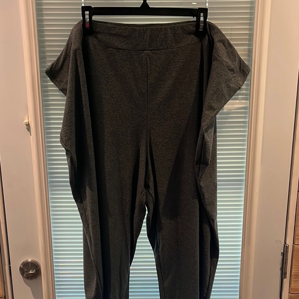 Elegant Women's Charcoal Capris